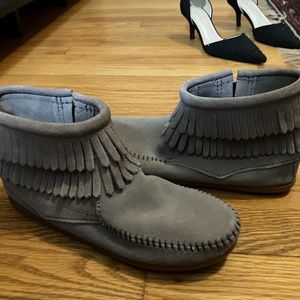 Minnetonka kids/women's fringe ankle boots
